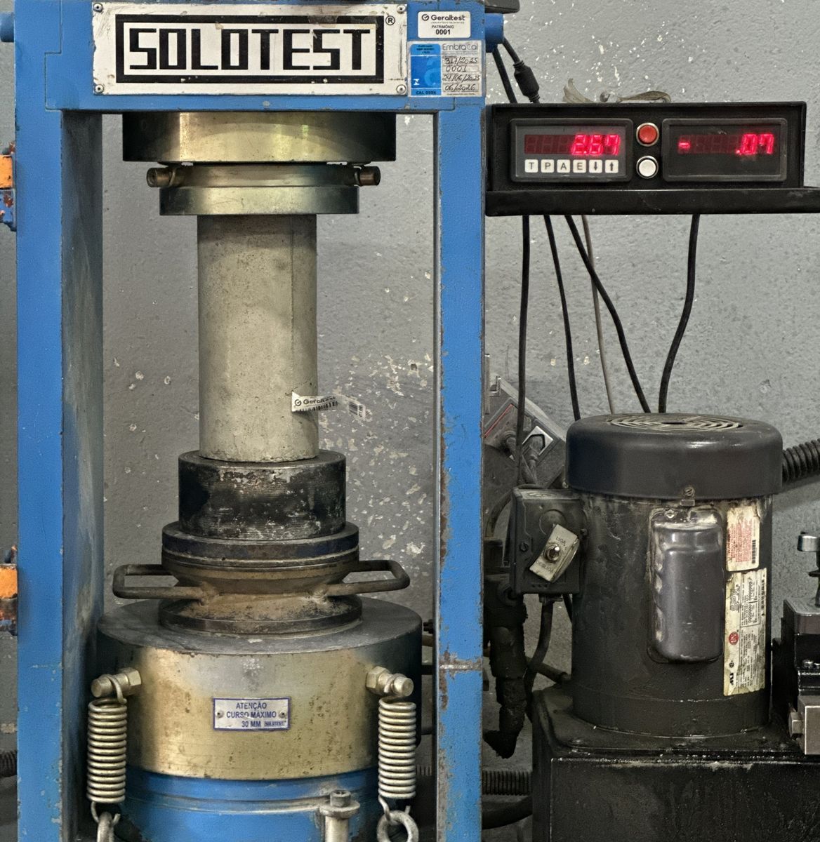 Prensa hidráulica usada no ensaio de compressão de concreto