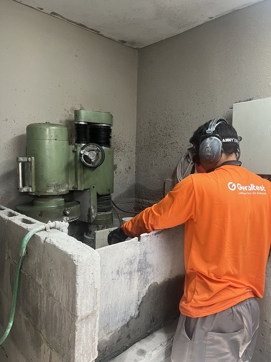Técnico da Geraltest retificando corpos de prova de concreto