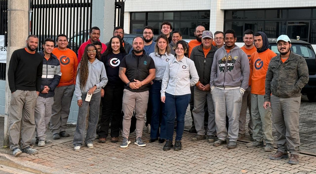 Equipe da Geraltest reunida em frente à sede em Sorocaba-SP