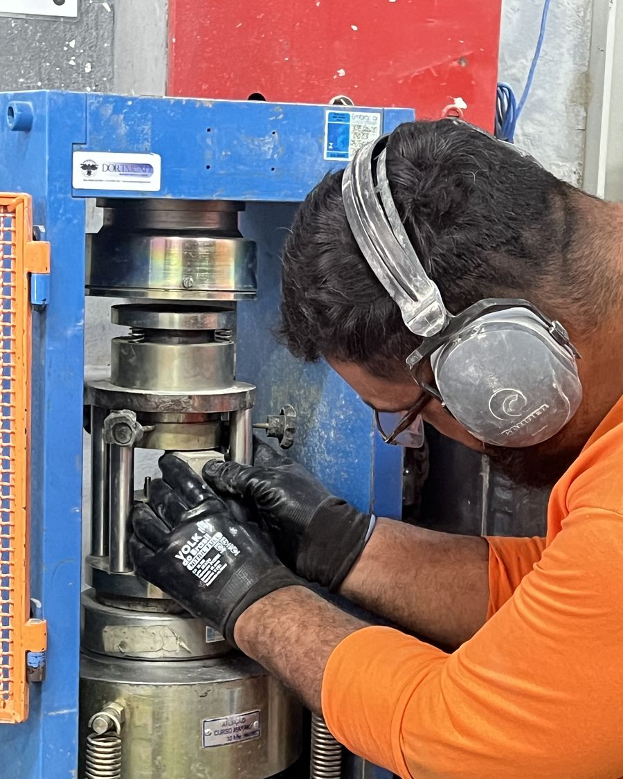 Técnico da Geraltest executando ensaio de compressão na prensa