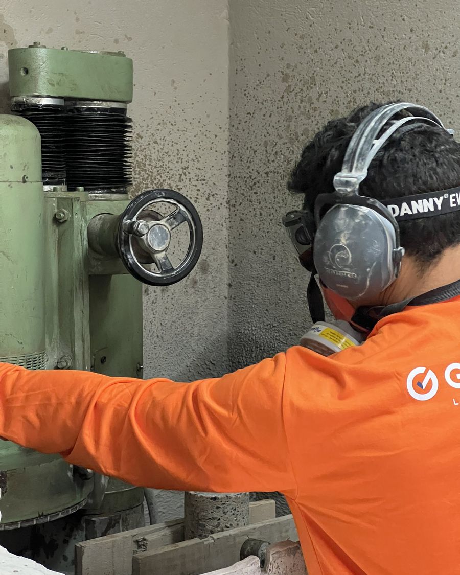 Técnico da Geraltest operando a retífica de corpos de prova