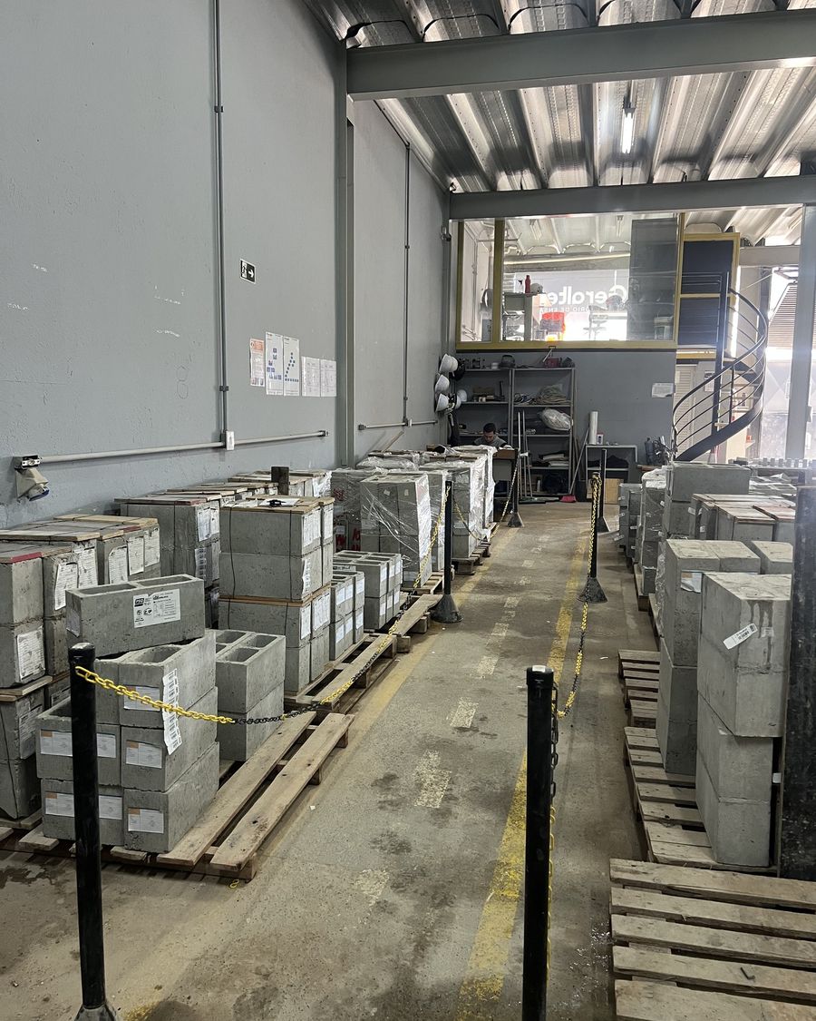 Laboratório da Geraltest com lotes de blocos de concreto aguardando ensaio