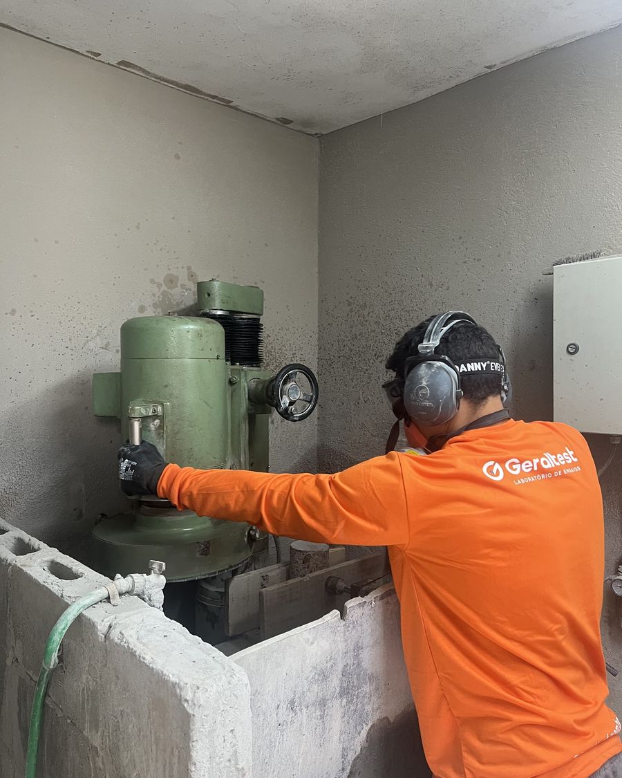 Retífica de corpos de prova de concreto no laboratório da Geraltest
